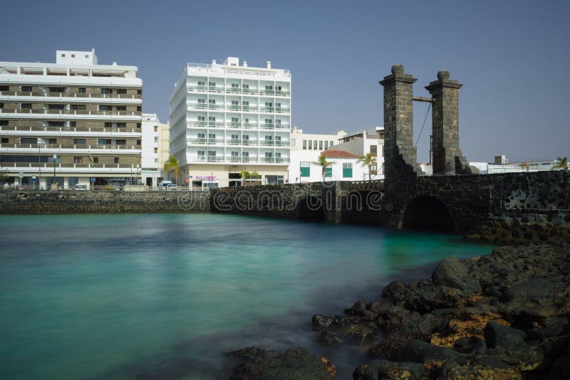 Мост к замку San Gabriel в Arrecife, Лансароте выдержка длиной стоковое изображение
